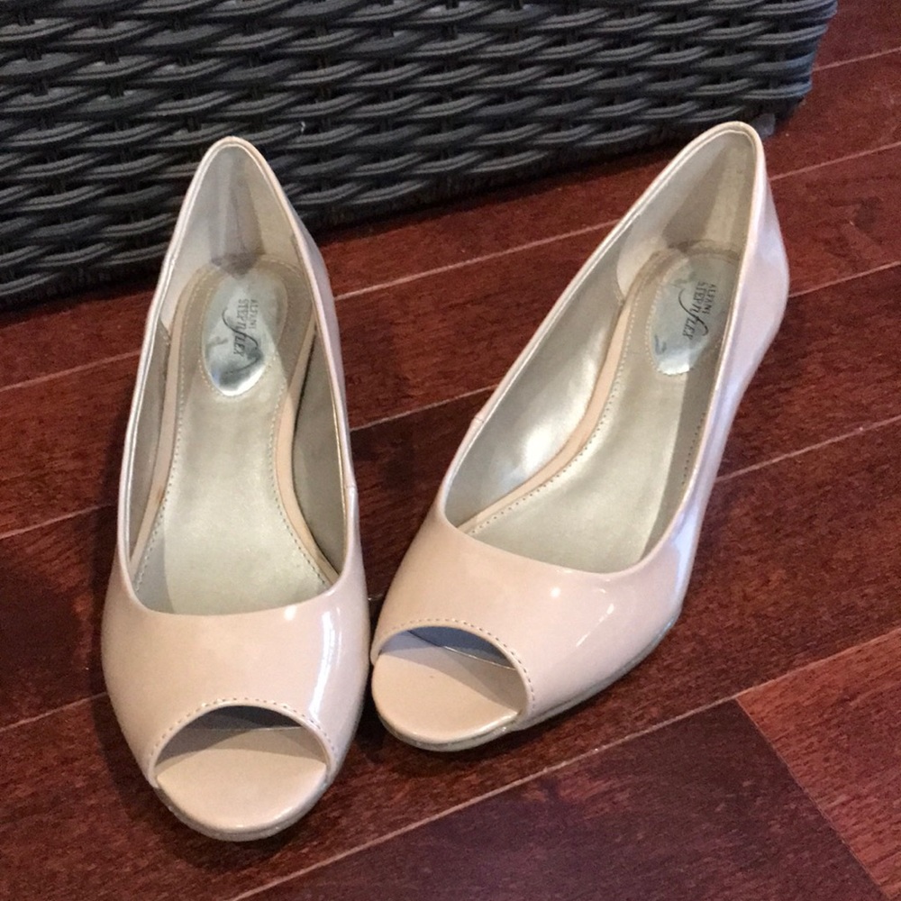 Barely worn Beige Alfani Step n Flex open toed shoes size 5.5